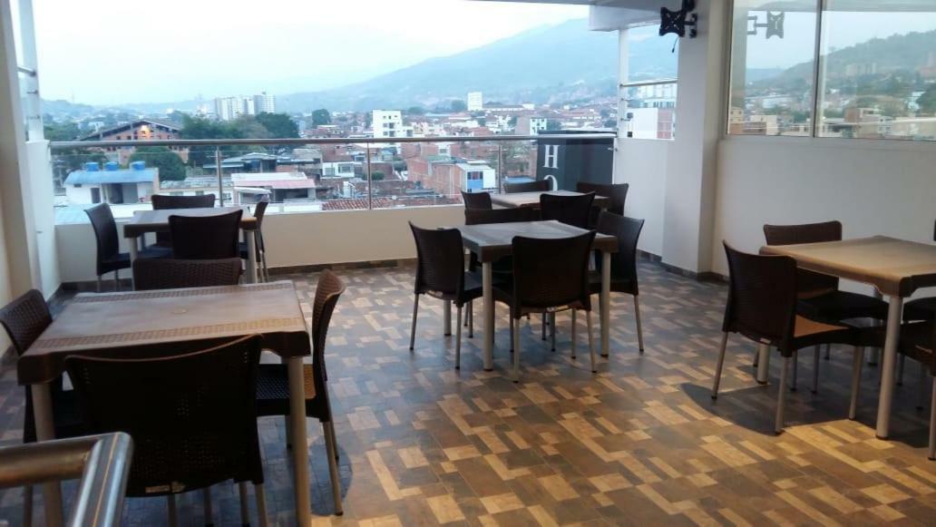 Hotel Giron Plaza Esterno foto